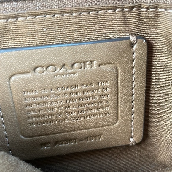 Brown barely used Coach purse - Picture 4 of 4